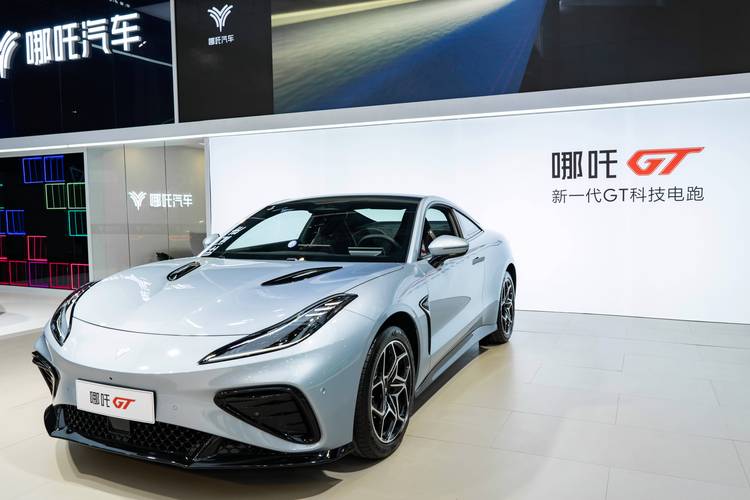 佛山202哪吒汽车在智能汽车领域的表现，领途汽车在新能源汽车市场中的影响力